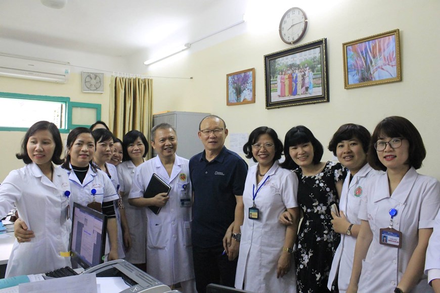 Vị huấn luyện viên vui vẻ chụp những kiểu ảnh lưu niệm với đội ngũ y bác sỹ. (Ảnh: PV/Vietnam+)