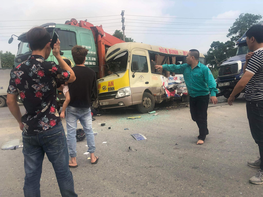 Tai nạn liên hoàn trên Đại lộ Thăng Long khiến 2 người nhập viện trong tình trạng nguy kịch