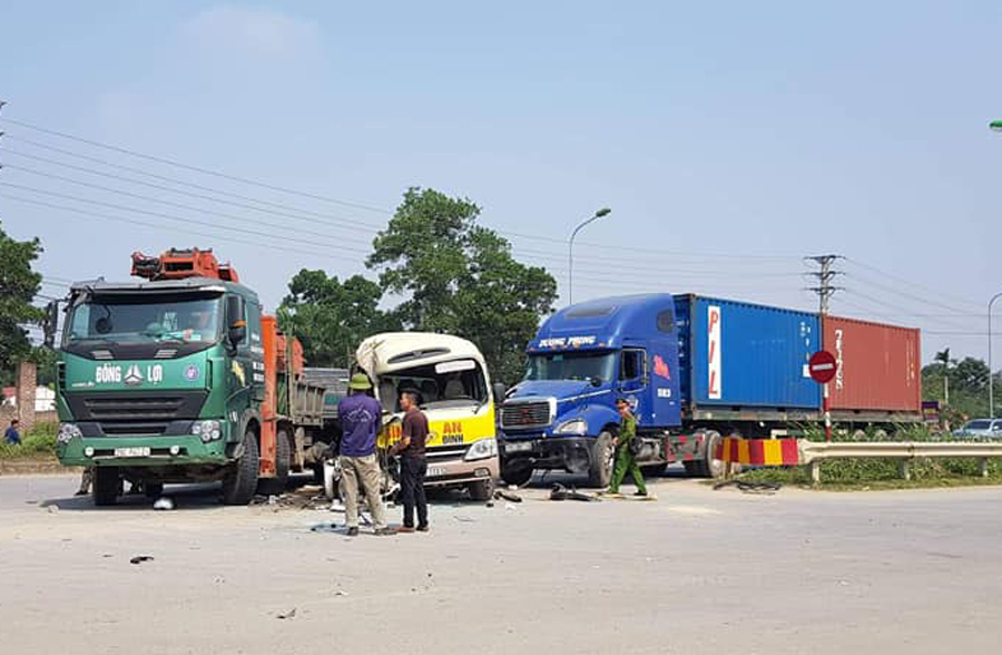 Tai nạn liên hoàn trên Đại lộ Thăng Long khiến 2 người nhập viện trong tình trạng nguy kịch