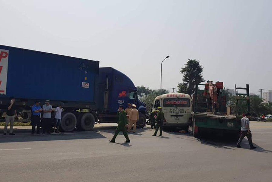 Lực lượng chức năng đang khám nghiệm hiện trường, điều tra nguyên nhân vụ tai nạn