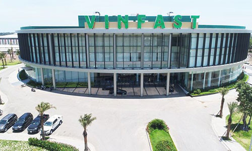 Vingroup đã mạnh tay đầu tư trang thiết bị máy móc và cả những chuyên gia ưu tú hàng đầu Thế giới để xây dựng và phát triển hệ thống nhà máy sản xuất ôtô và xe máy.