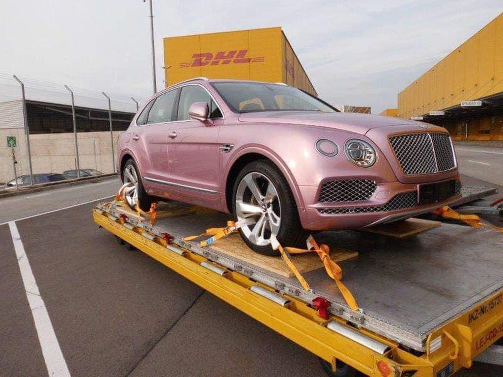 Hàng độc Bentley Bentayga màu hồng sắp cập bến Việt Nam