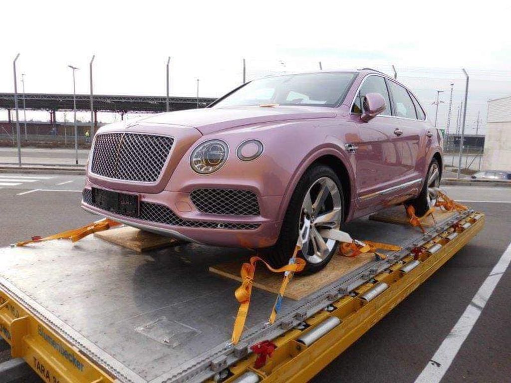 Hàng độc Bentley Bentayga màu hồng sắp cập bến Việt Nam