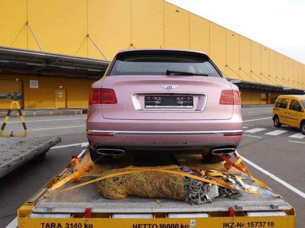 Hàng độc Bentley Bentayga màu hồng sắp cập bến Việt Nam