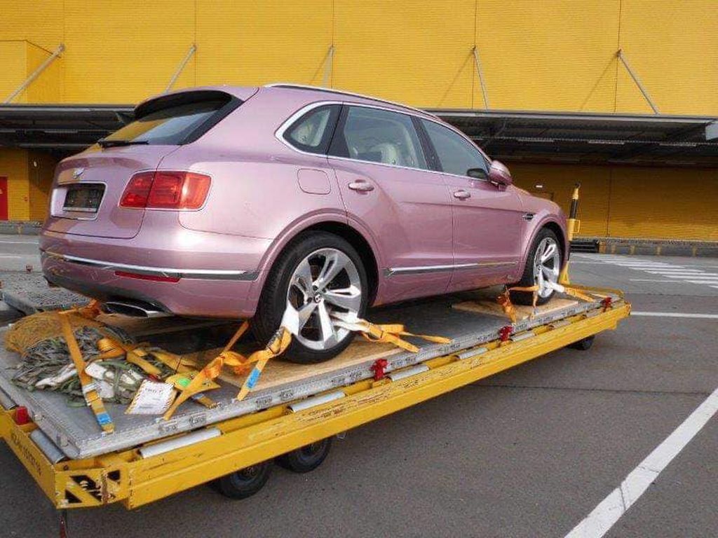 Hàng độc Bentley Bentayga màu hồng sắp cập bến Việt Nam