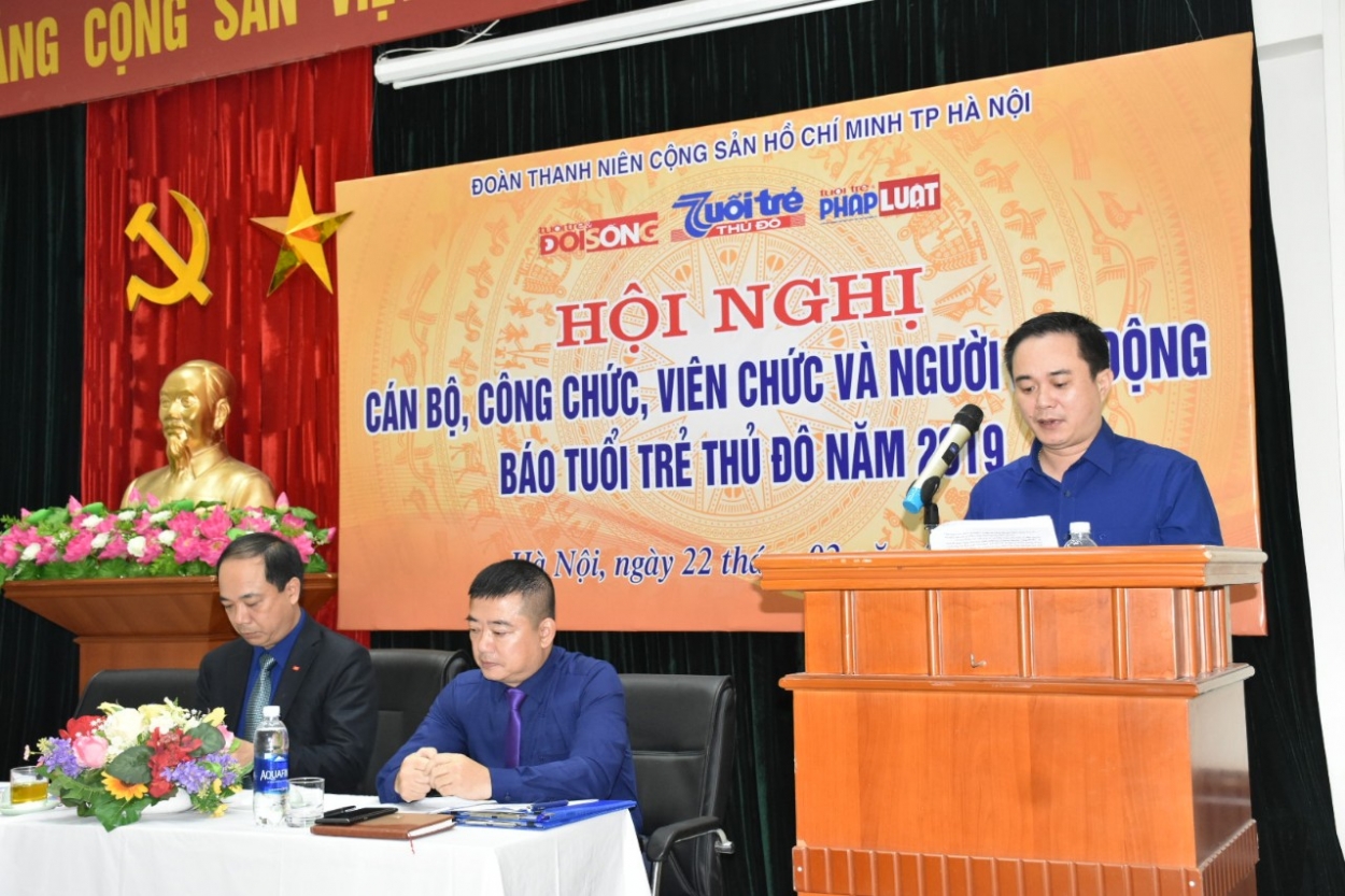 Đồng chí Ngô Vương Tuấn - Phó Tổng biên tập Báo Tuổi trẻ Thủ đô báo cáo tóm tắt Kết quả thực hiện Nghị quyết Hội nghị cán bộ, công chức, viên chức và người lao động năm 2018 và phương hướng thực hiện nhiệm vụ năm 2019.