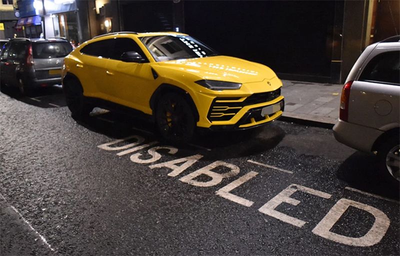 Sao Liverpool bị lên án khi đỗ Lamborghini Urus ở vị trí dành cho người khuyết tật