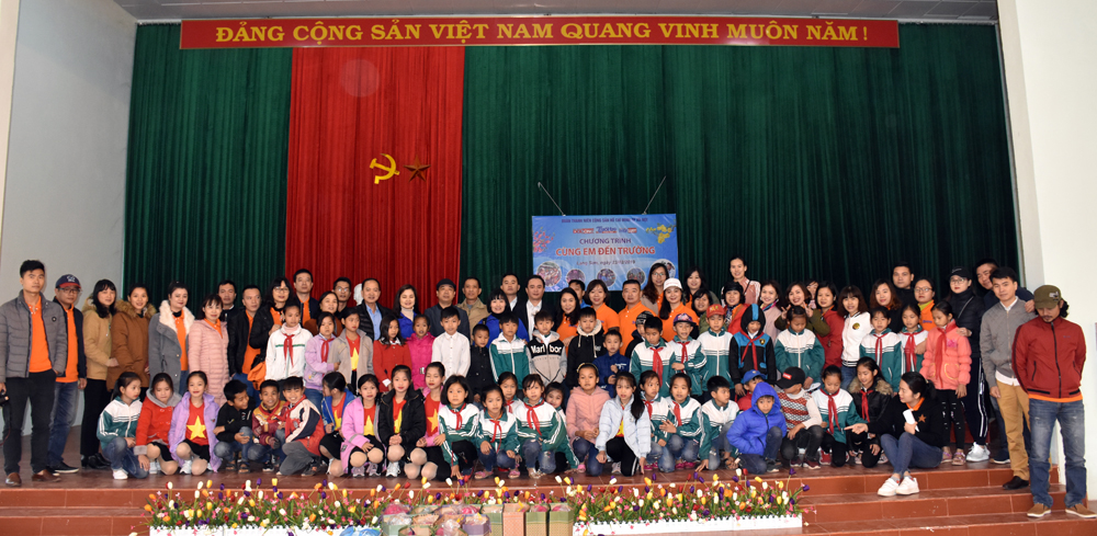 Cùng với đó là sự góp mặt của lãnh đạo các phòng ban báo Tuổi trẻ Thủ đô, các thầy cô giáo và các em học sinh của trường tiểu học 1 xã Đình Lập.