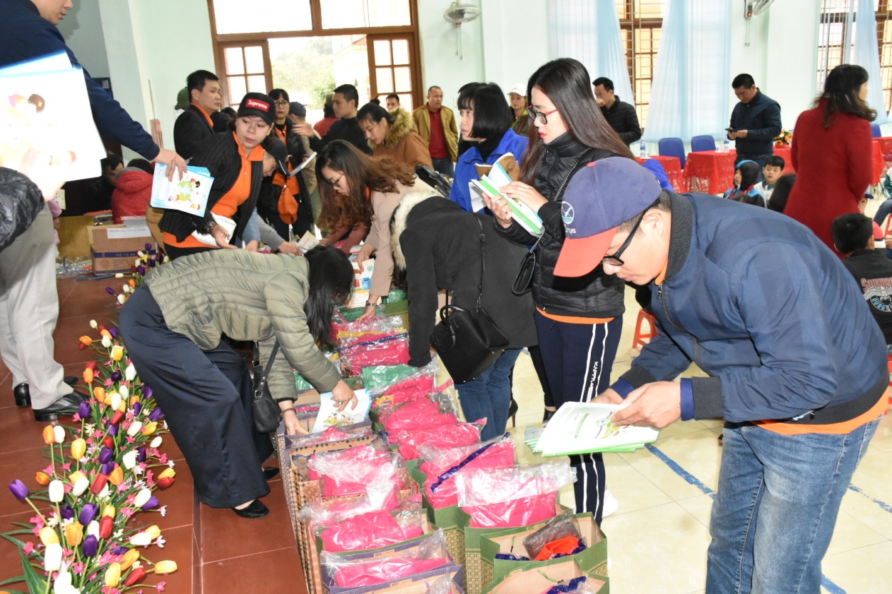 Báo Tuổi trẻ Thủ đô tặng quà cho các em thiếu nhi có hoàn cảnh khó khăn tại Lạng Sơn