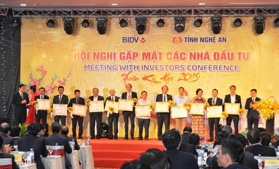 Khen thưởng các doanh nghiệp có thành tích về đầu tư năm 2018.