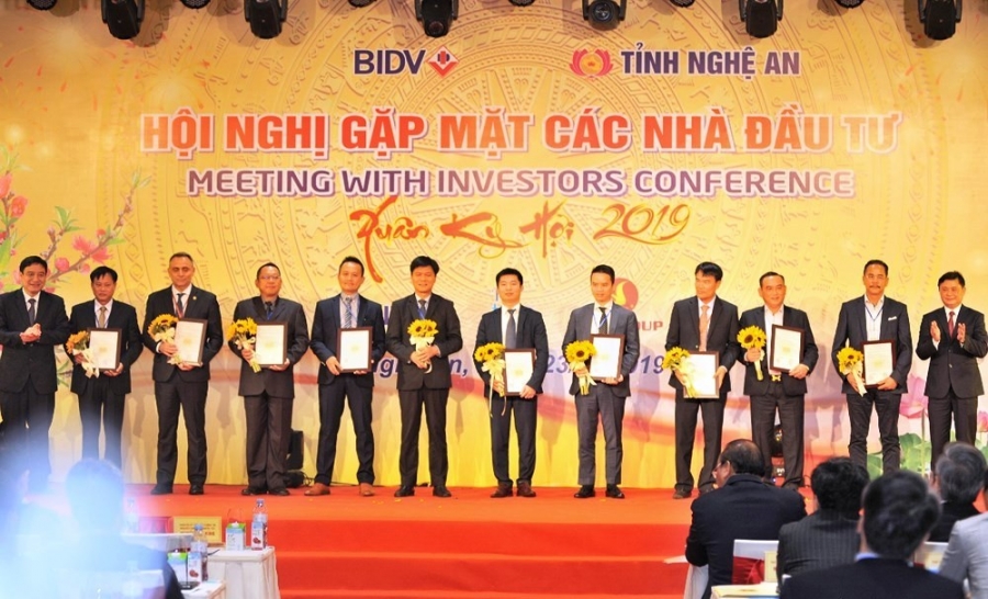 Tặng hoa cho các doanh nghiệp, nhà đầu tư hoàn thành dự án 2018, triển khai dự án 2019.