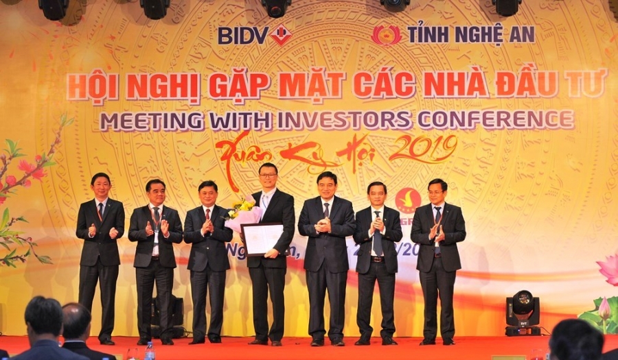 Trao quyết định chấp thuận chủ trương đầu tư và Biên bản ghi nhớ đầu tư.