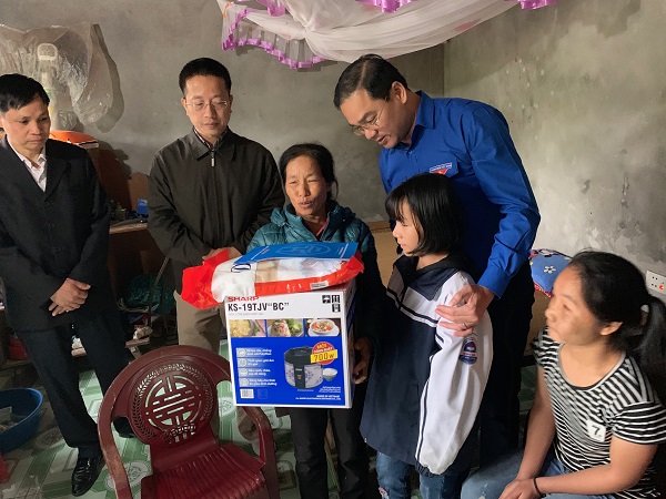 Thường trực Thành đoàn thăm và tặng quà gia đình chính sách, gia đình khó khăn