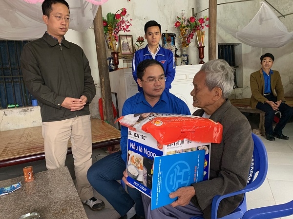 Đồng chí Nguyễn Ngọc Việt - UV BTV Trung ương Đoàn, Bí thư Thành đoàn Hà Nội trao những phần quà của Tuổi trẻ Thủ đô gồm 5 triệu đồng tiền mặt và hiện vật tới các gia đình khó khăn