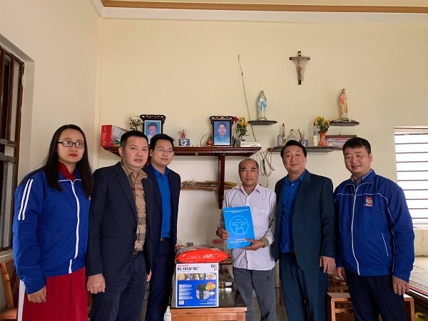 Đồng chí Nguyễn Khánh Bình – UVBCH TƯ Đoàn, Phó Bí thư thường trực Thành đoàn thăm hỏi gia đình chính sách