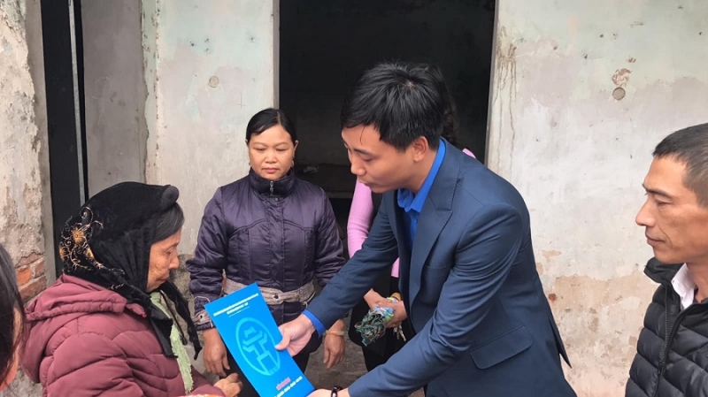 Đồng chí Nguyễn Đức Tiến –Phó Bí thư Thành đoàn thăm hỏi gia đình chính sách, gia đình có hoàn cảnh khó khăn