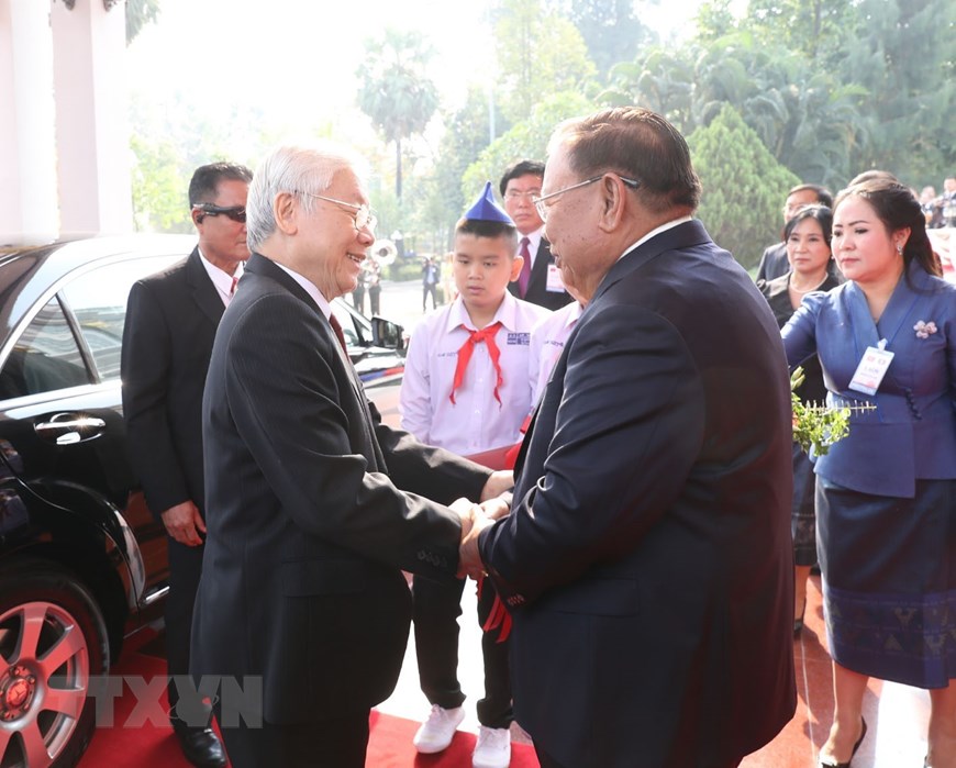 Tổng Bí thư, Chủ tịch nước Lào Bounnhang Vorachith đón Tổng Bí thư, Chủ tịch nước Nguyễn Phú Trọng. (Ảnh: Trí Dũng/TTXVN)