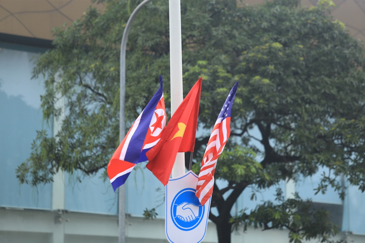 Quốc kỳ Mỹ và CHDCDN Triều Tiên được treo trên nhiều tuyến phố, cầu vượt giao thông.