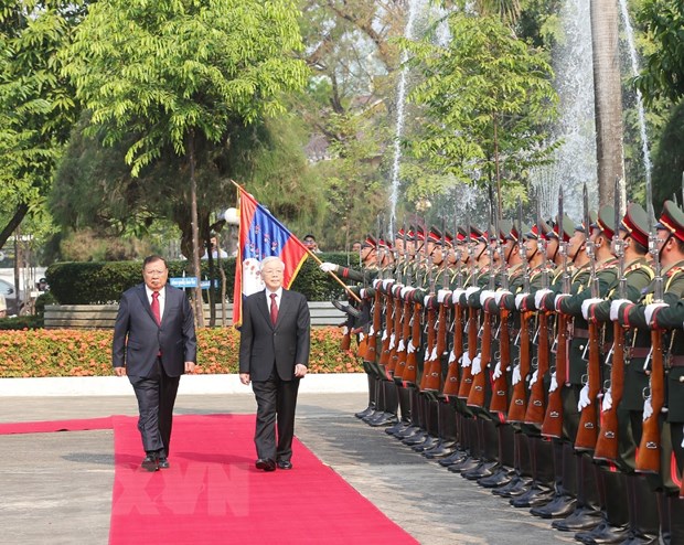 Tổng Bí thư, Chủ tịch nước Lào Bounnhang Vorachith và Tổng Bí thư, Chủ tịch nước Nguyễn Phú Trọng duyệt đội danh dự Quân đội nhân dân Lào tại lễ đón chính thức. (Ảnh: Trí Dũng/TTXVN)