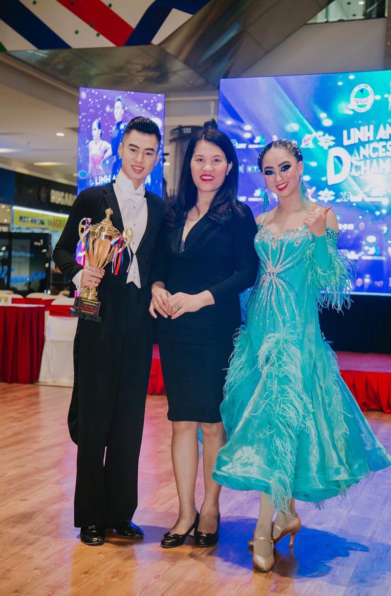 Chị Kiều Thùy Linh (giữa) với các vđv dance sport