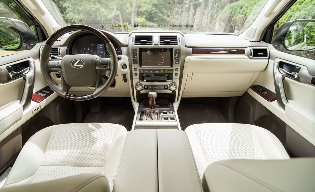 Lexus GX460 2019 đầu tiên cập bến Việt Nam, giá từ 6,2 tỷ đồng