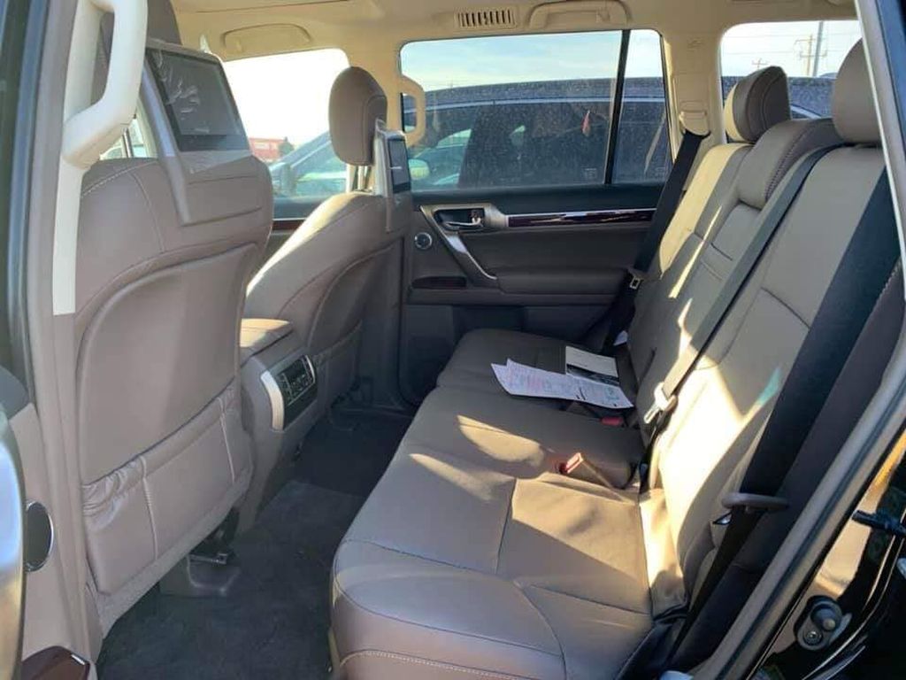 Lexus GX460 2019 đầu tiên cập bến Việt Nam, giá từ 6,2 tỷ đồng