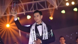 Trịnh Bảo được các thí sinh quốc tế tung lên cao khi đăng quang Mr International 2019