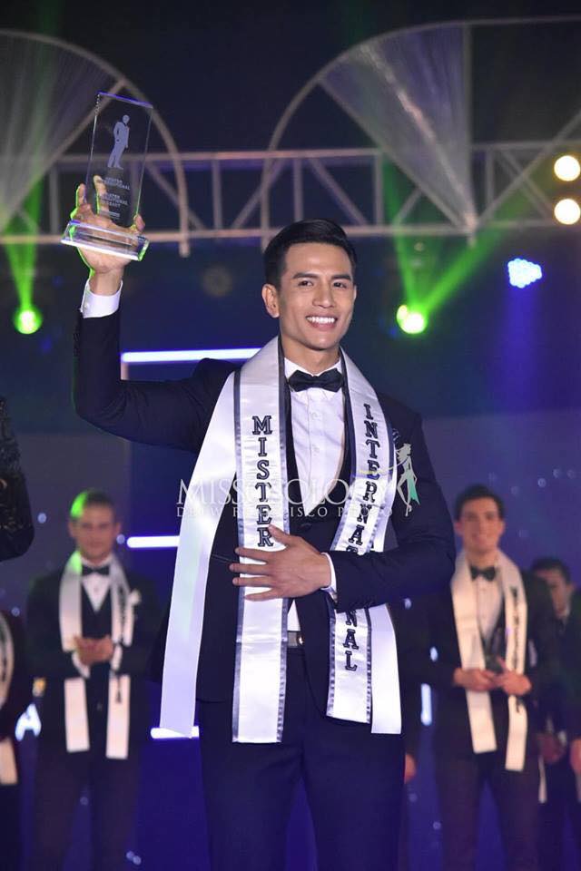 Trịnh Bảo được các thí sinh quốc tế tung lên cao khi đăng quang Mr International 2019