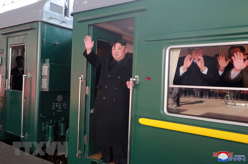 [Video] Cận cảnh Chủ tịch Kim Jong-un lên tàu hỏa tới Việt Nam