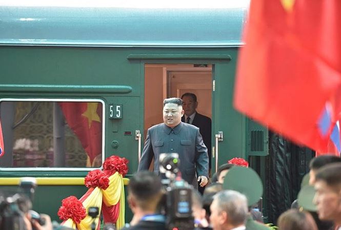 Ông Kim Jong-un bước ra cửa tàu.