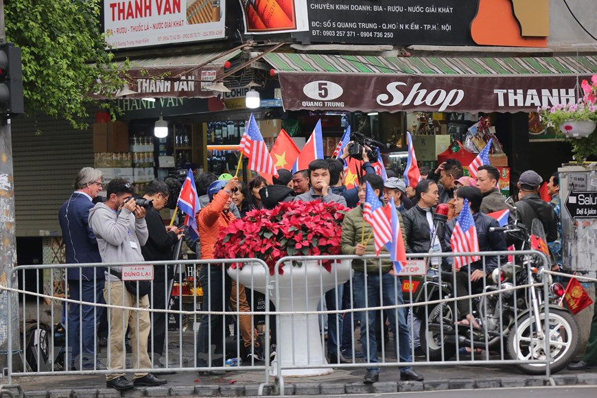 Cờ hoa được chuẩn bị sẵn để đón chào Chủ tịch Triều Tiên Kim Jong-un. (Ảnh: Minh Sơn/Vietnam+)