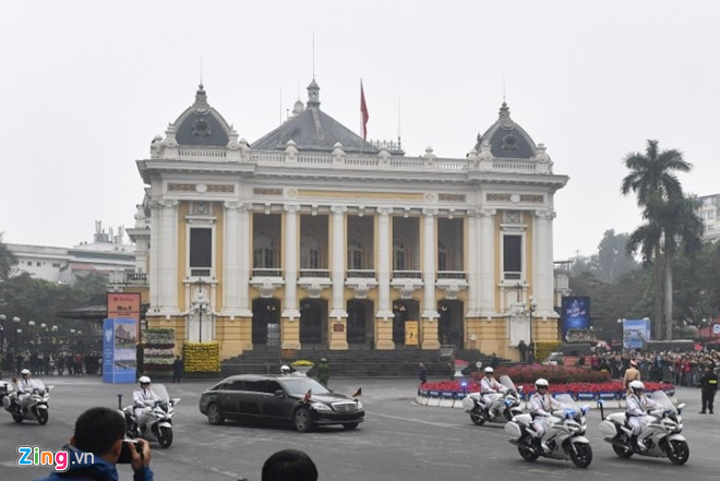 Đoàn xe về đến Nhà hát Lớn. Ảnh: Zing