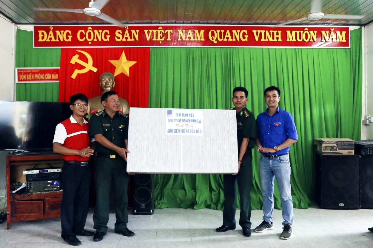 Đoàn thanh niên KVT tặng tivi cho Đồn Biên phòng Côn Đảo.