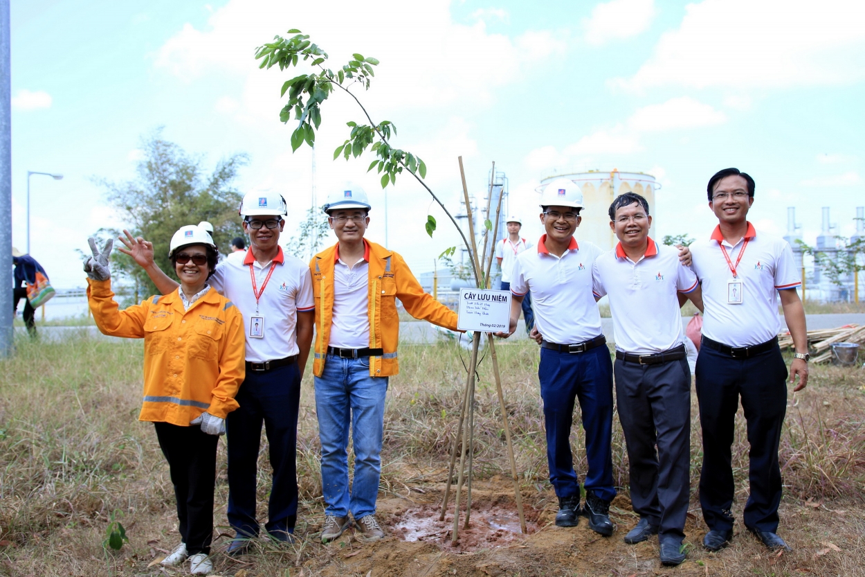 Lãnh đạo KVT tiên phong trong ngày hội Tết trồng cây.