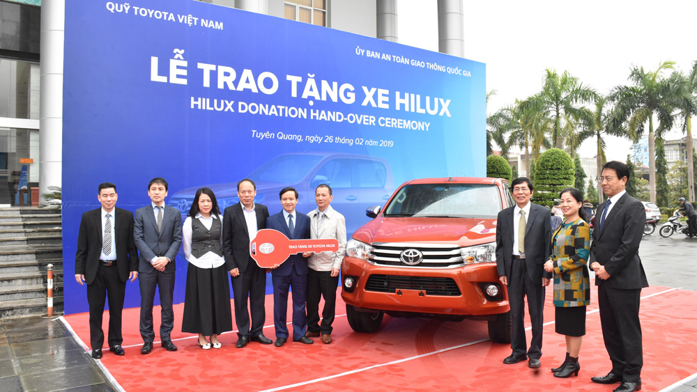 Quỹ Toyota Việt Nam trao tặng xe Toyota Hilux cho tỉnh Tuyên Quang   