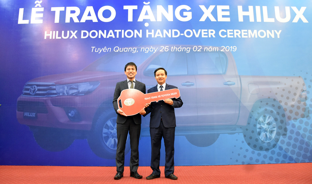 Ông Okamura - Giám đốc Quỹ Toyota Việt Nam trao tượng trưng chìa khóa xe Hilux cho đại diện Ban ATGT  tỉnh Tuyên Quang