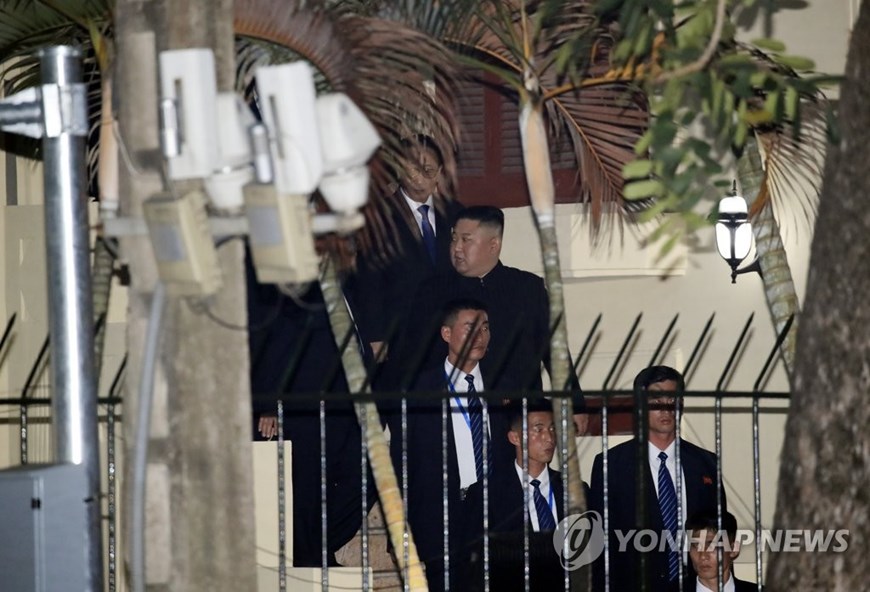 Hình ảnh Chủ tịch Kim Jong-un đến thăm Đại sứ quán Triều Tiên