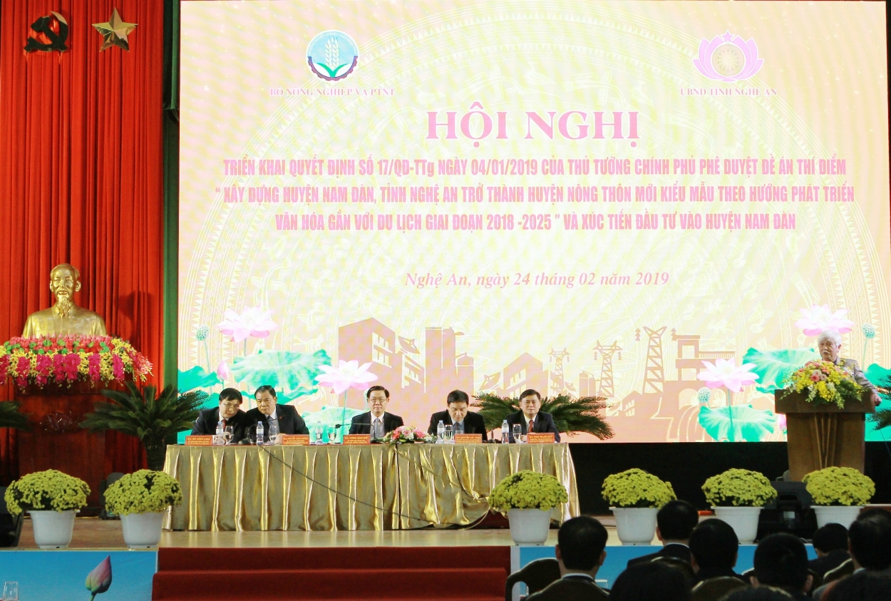 Ủy viên Bộ Chính trị, Phó Thủ tướng Chính phủ Vương Đình Huệ (thứ 3 từ trái sang) chủ trì Hội nghị.