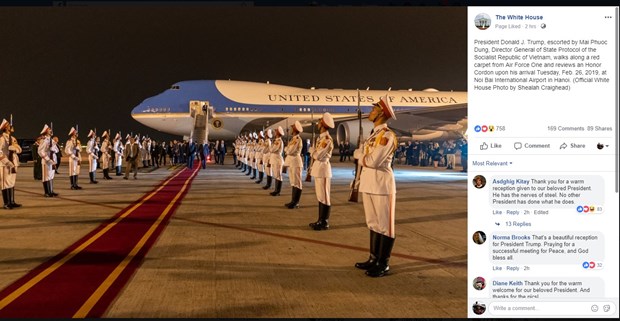 Hình ảnh đăng trên fanpage Nhà Trắng cho thấy Tổng thống Trump nhận được sự đón tiếp trọng thể khi tới Việt Nam