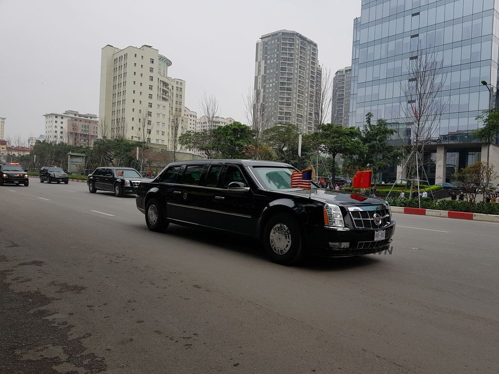 Cận cảnh dàn xe hộ tống Tổng thống Donald Trump trên đường Hà Nội
