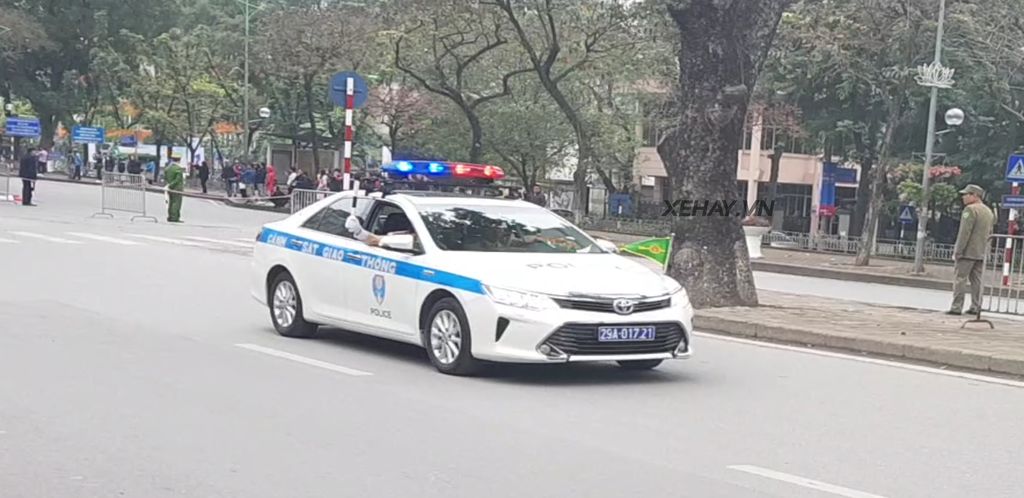 Cận cảnh dàn xe hộ tống Tổng thống Donald Trump trên đường Hà Nội