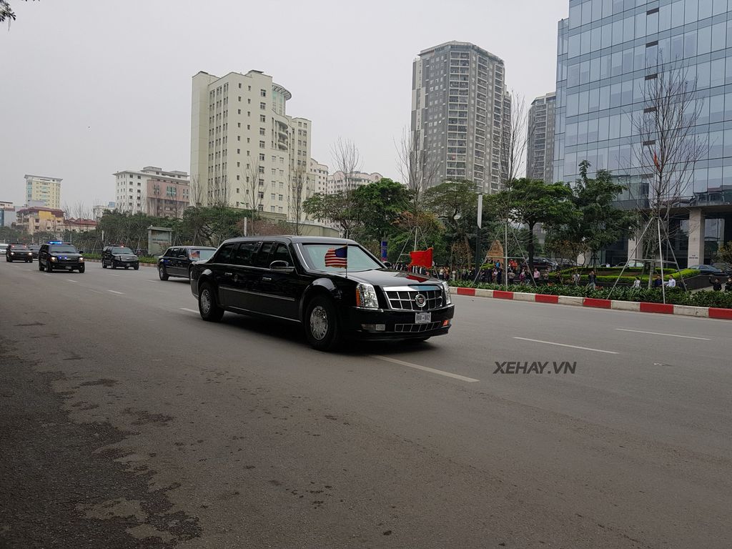 The Beast chở ông Donald Trump lăn bánh trên phố Hà Nội