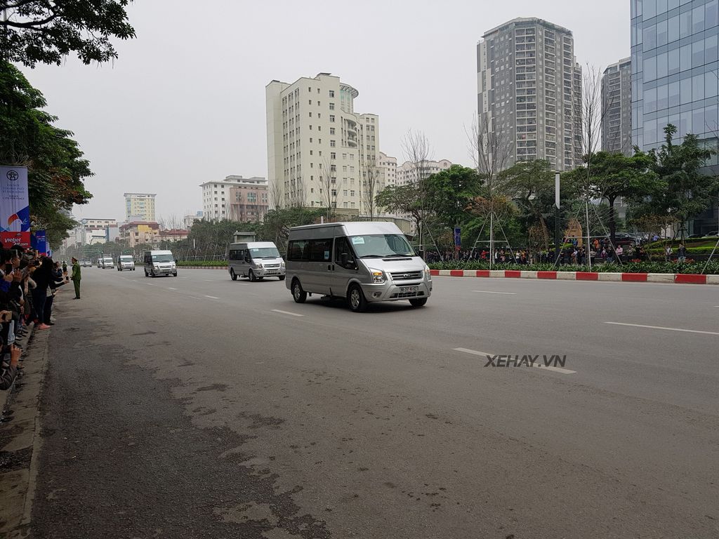 Ford Transit trở theo các tuỳ viên ngoại giao