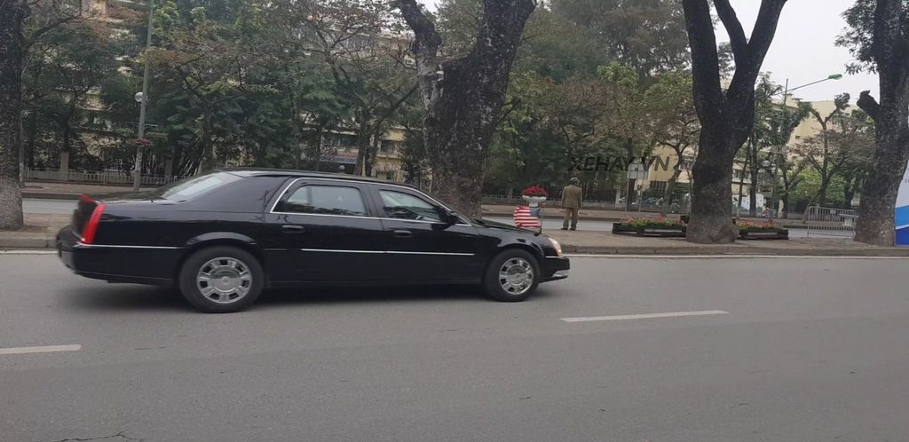 Đi gần cuối là chiếc Cadillac DTS chở Đại sứ Mỹ tại Việt Nam