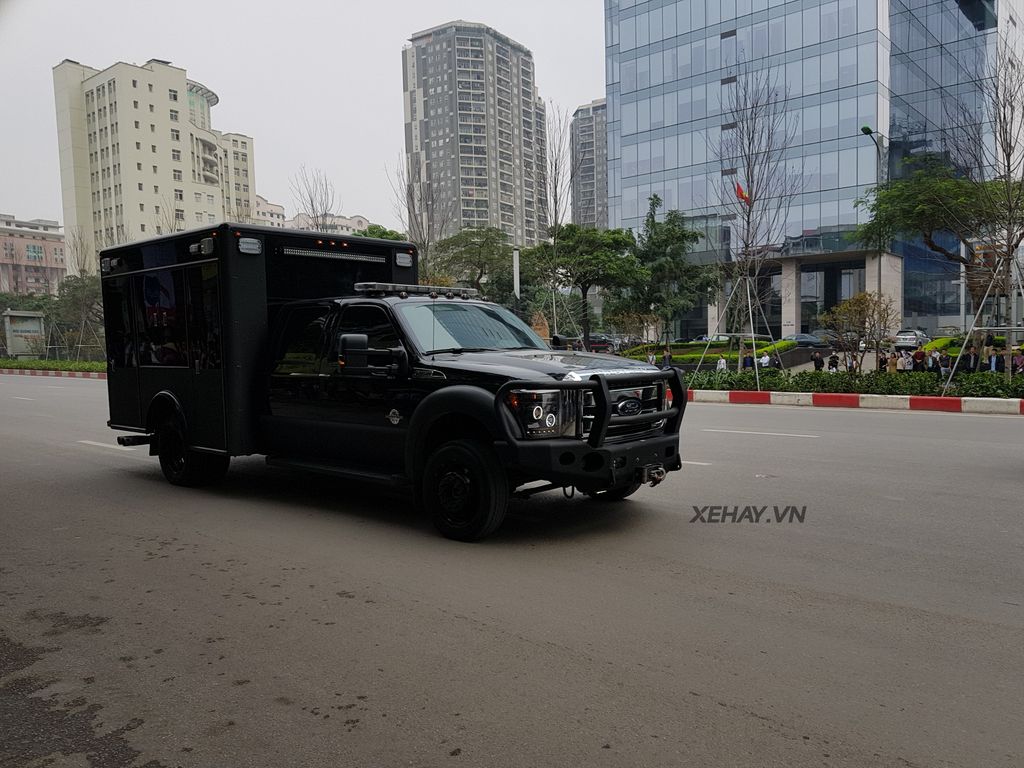 Ford F550 đóng vai trò là chiếc xe xử lý phòng hoá cho đoàn hộ tống
