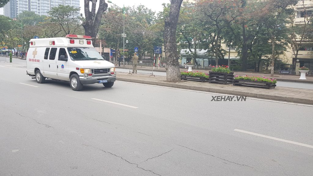 Xe cứu thương cũng đi theo đoàn hộ tống 