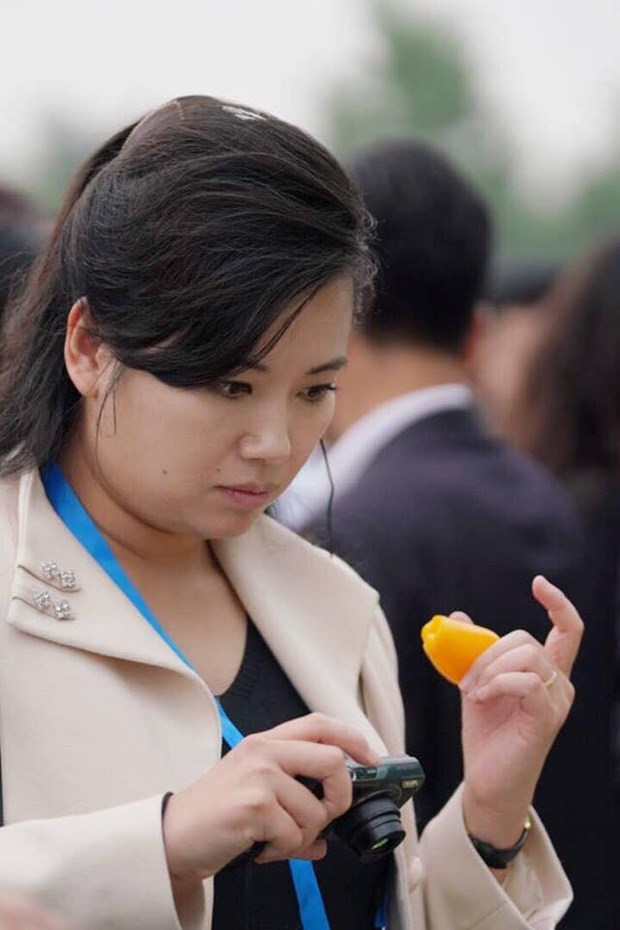 Nữ ca sĩ xinh đẹp trong đoàn Triều Tiên thăm công ty VinEco