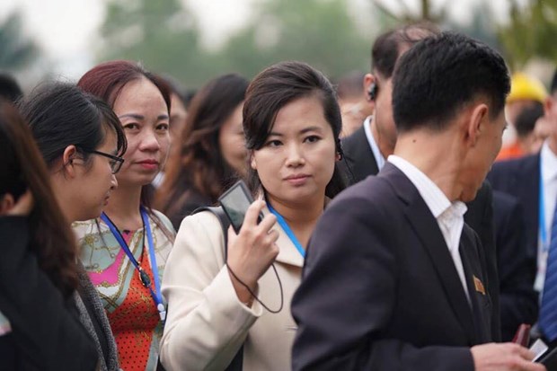 Nữ ca sĩ xinh đẹp trong đoàn Triều Tiên thăm công ty VinEco