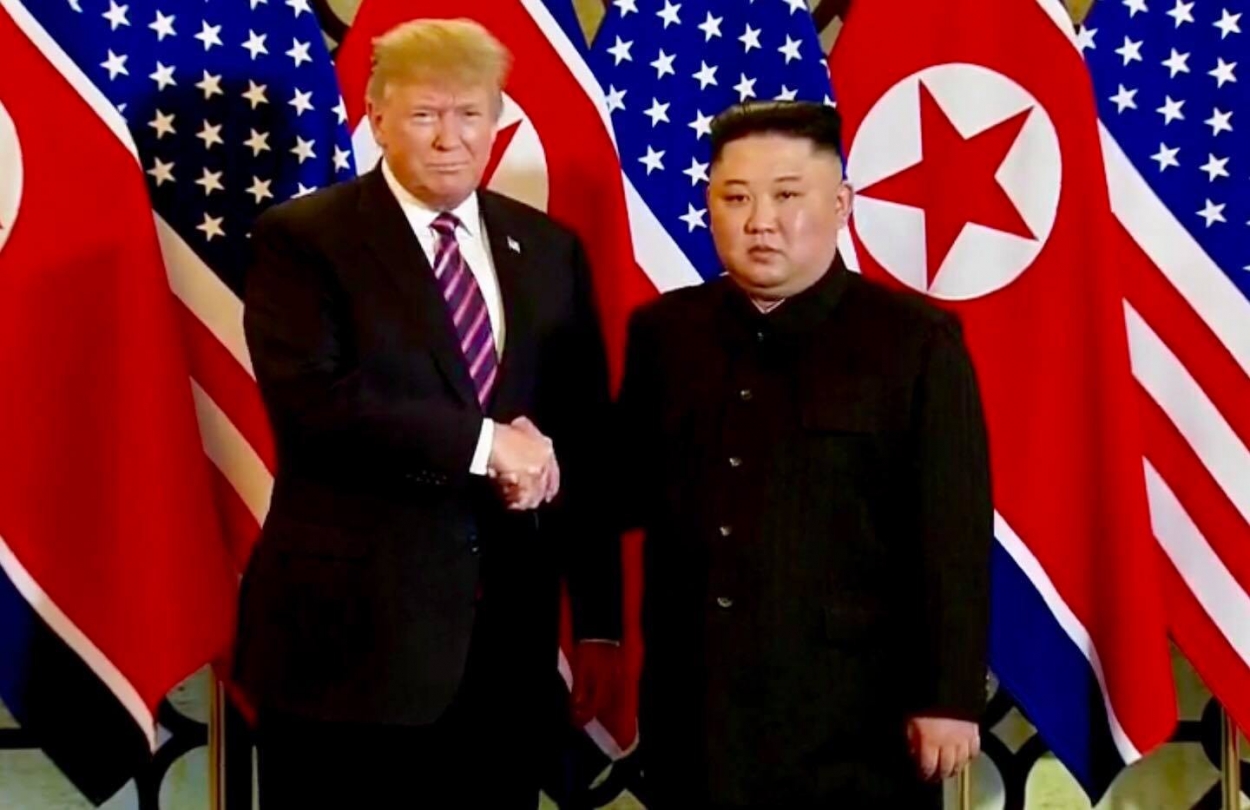 Tổng thống Donald Trump và Chủ tịch Kim Jong - un bắt tay tại lần gặp đầu tiên của Thượng đỉnh Mỹ - Triều lần 2 ngày 27/2