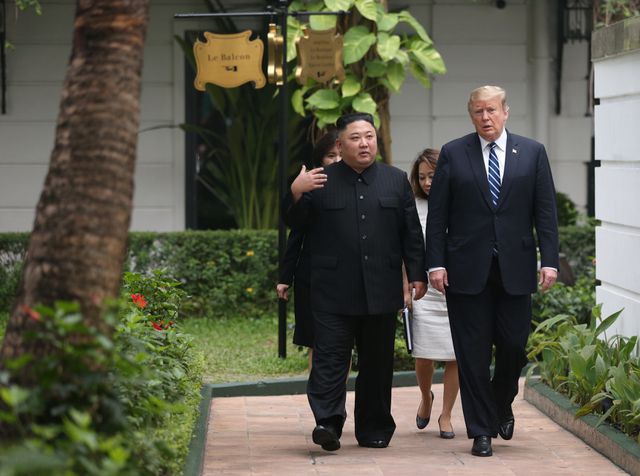 Tổng thống Donald Trump và Chủ tịch Kim Jong-un đi dạo cùng nhau tại khách sạn Metropole